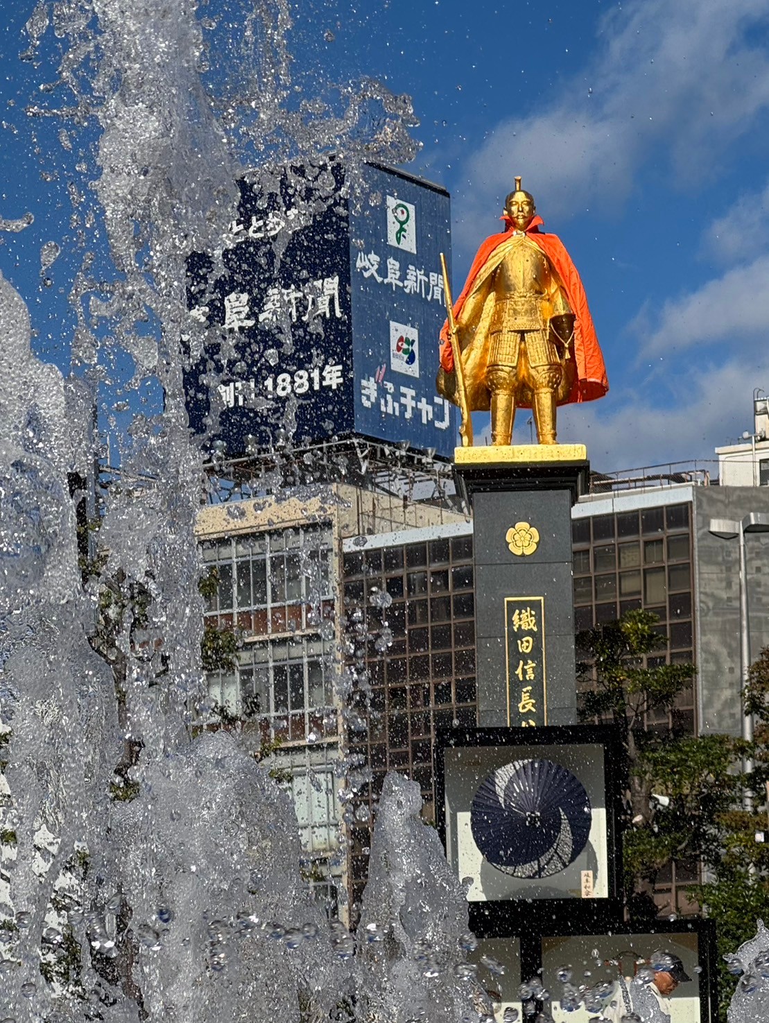 黄金 の 織田 信長 公 像